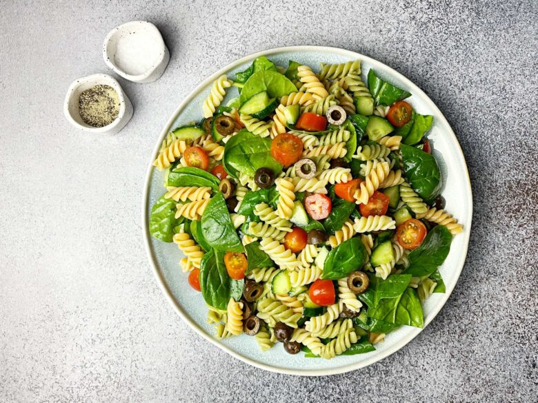 Easy pasta salad with spinach