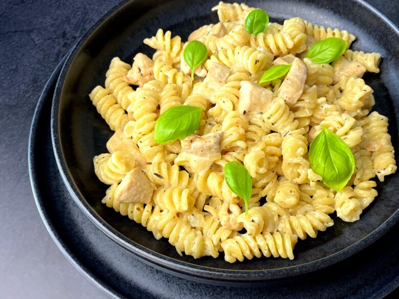 Creamy pasta with chicken and garlic