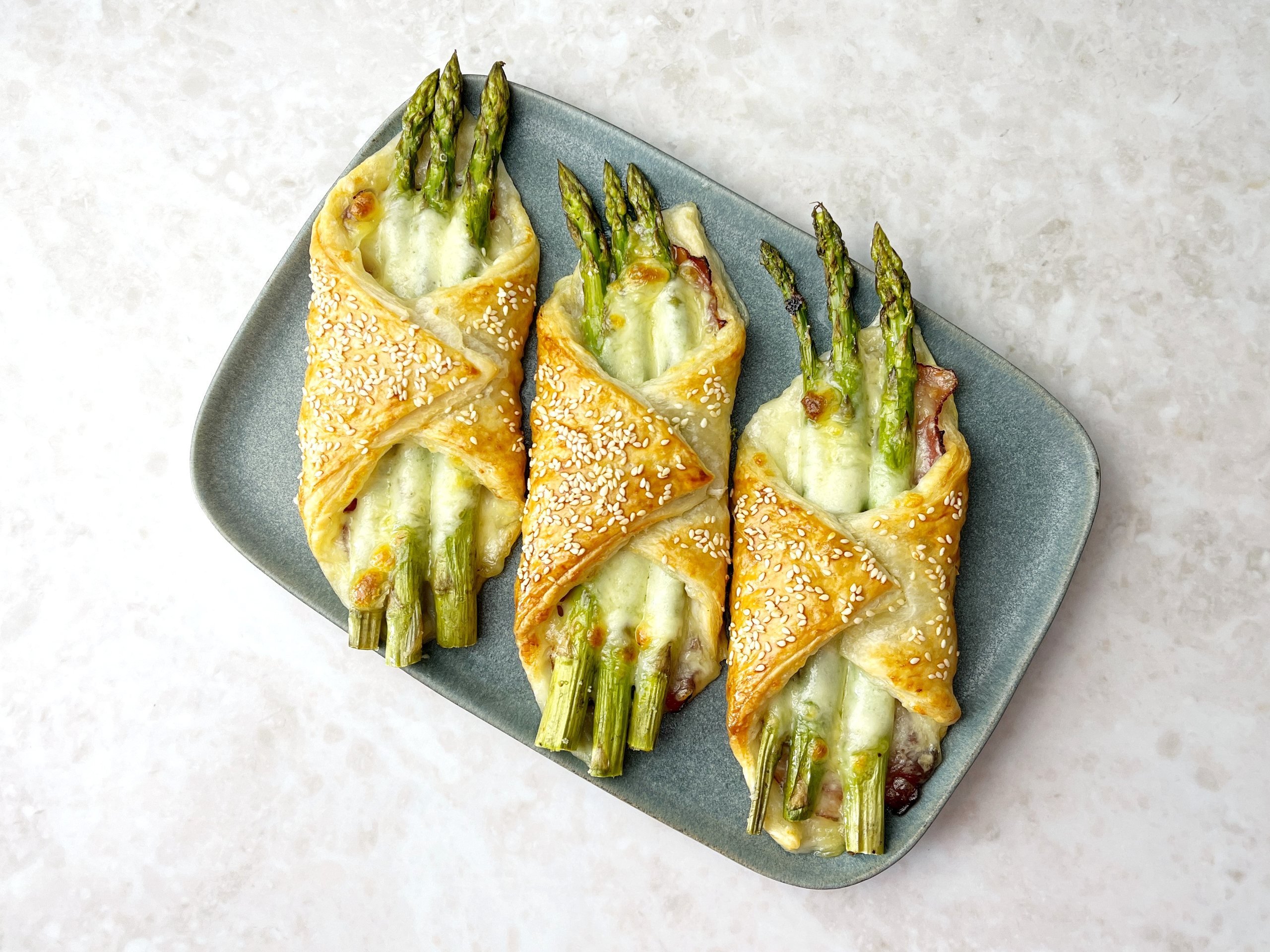 Asparagus, prosciutto and mozzarella rolls